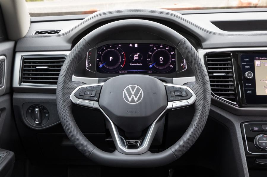 Панель приборов Volkswagen Atlas SEL V6 R-Line 2020 года  (фото 26 из 43)